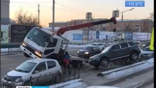 ⁣Иркутские эвакуаторщики отдали дань традициям и уронили очередной автомобиль