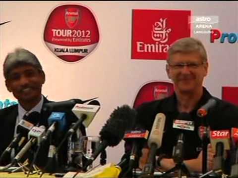 arsenal-coach-makes-a-joke-with-malaysian-coach