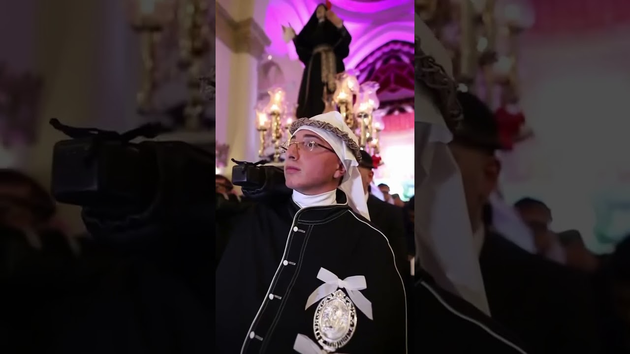 Addolorata nella notte, di Taranto Decaro tra i fedeli: “Un onore condividere questo rito”