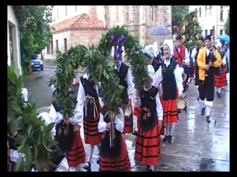 PROCESIÓN DEL GRUPO FOLKLORICO VILLAVICIOSA  FIESTAS DEL PORTAL 2010_xvid.avi