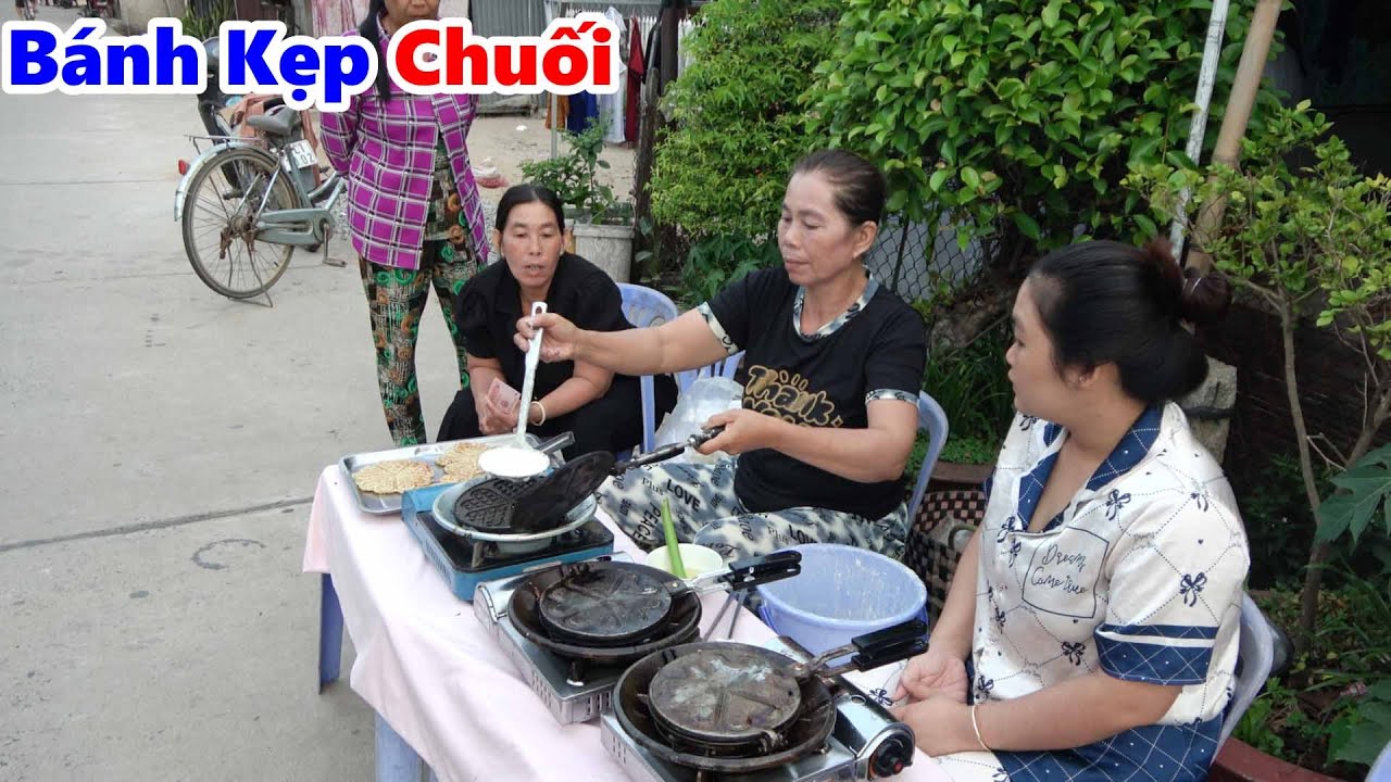 Hai Chị Em Khuấy Thùng Bột | BÁNH KẸP CHUỐI NƯỚNG | Sáng Bán Không Kịp Bà on Mua 