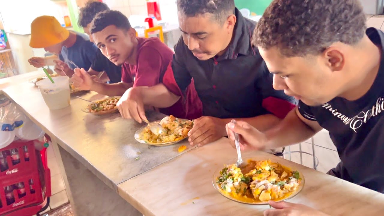FORAM COMER TRIPA DE PORCO NA FEIRA E CAGARAM NAS CALÇAS 