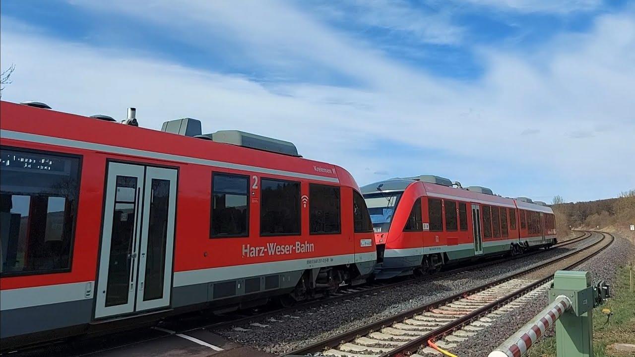 Bahnübergang in Seesen Züge am Dienstag 4.4.2023 Harz-Weser-Bahn Doppeltraktion