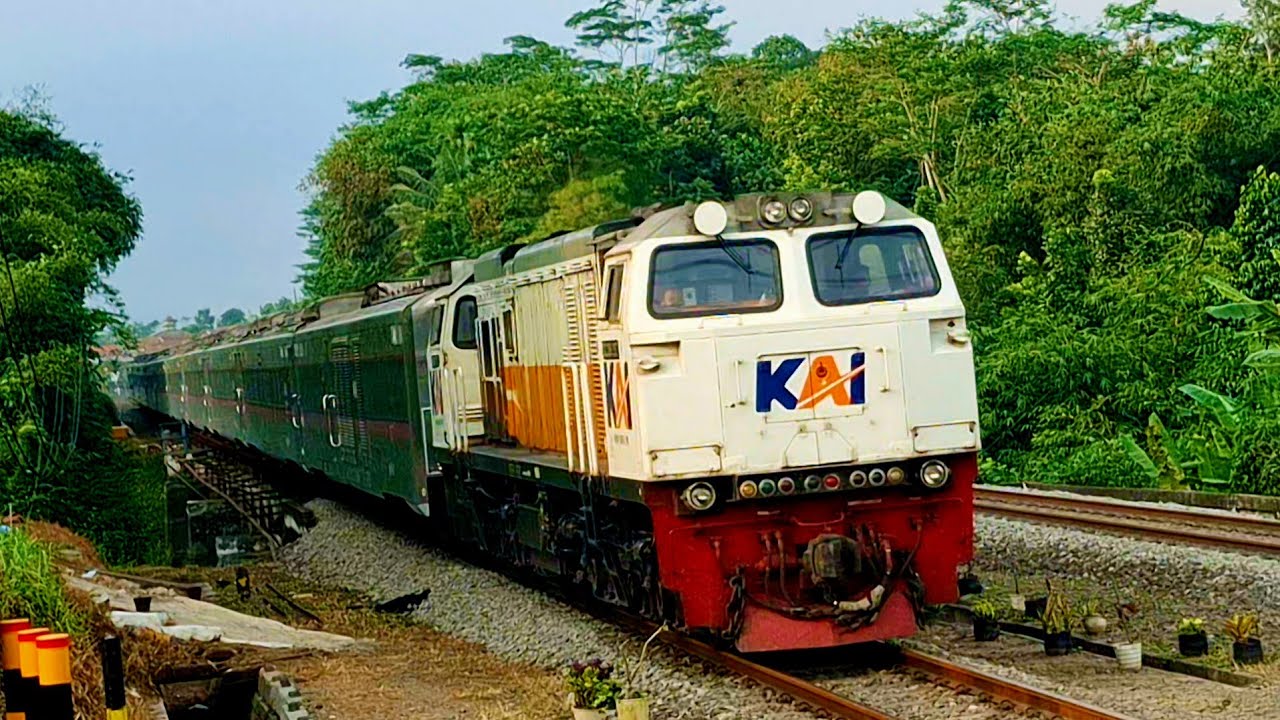 KOMPILASI KERETA API PANJANG‼️ HUNTING KERETA API MELINTAS DI TIKUNGAN EPIC