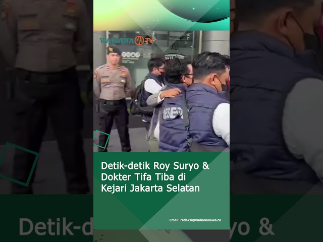 Detik-detik Roy Suryo & Dokter Tifa Tiba di Kejari Jakarta Selatan.
