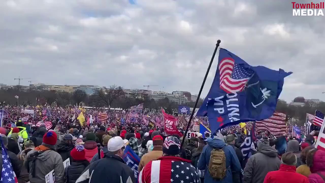 Crowd continues to increase in size with Trump supporters! - YouTube