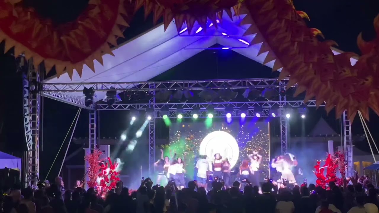 Asian group dancing in Morrow . Nhóm bạn trẻ người châu Á nhảy múa trong Lễ trung thu￼