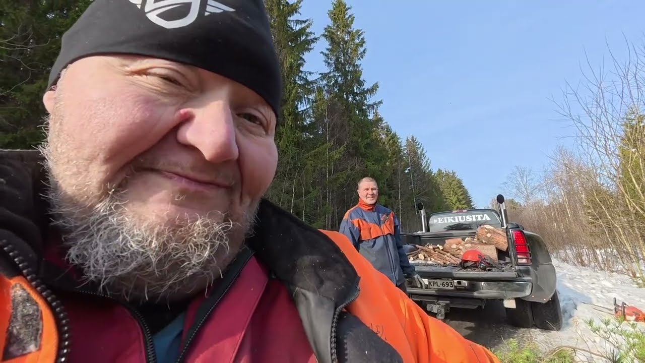 Puunkaatoo ja klapeja ystävien kera