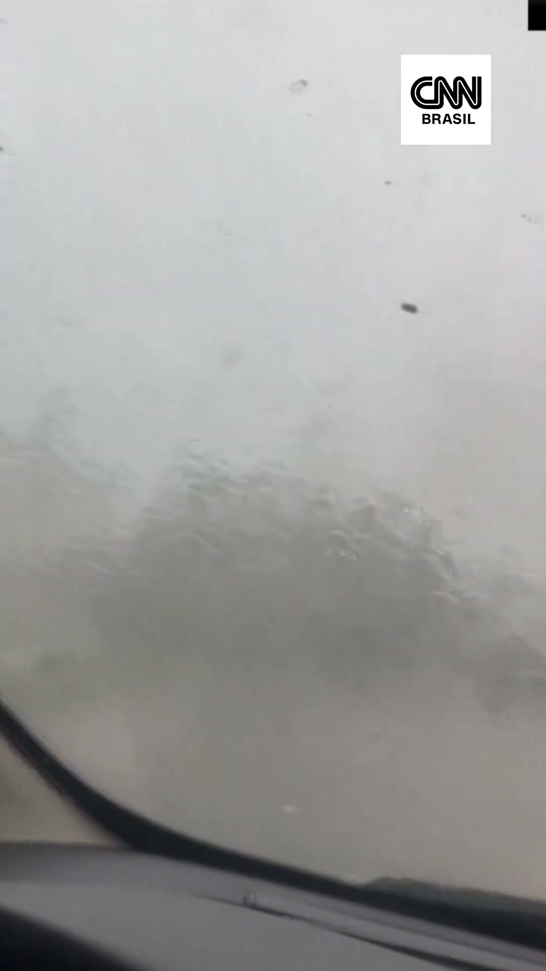 Tornado nos EUA: mulher é surpreendida enquanto dirige carro