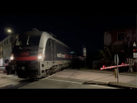 Video TANTISSIMI TRENI IN TRANSITO AL PASSAGGIO A LIVELLO A SEMIBARRIERE DI VIA ZANARDI