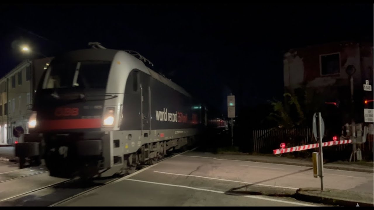 TANTISSIMI TRENI IN TRANSITO AL PASSAGGIO A LIVELLO A SEMIBARRIERE DI VIA ZANARDI