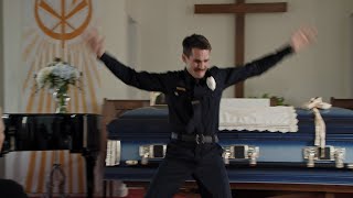 母の葬儀で踊り出した男…映画『サンダーロード』予告編