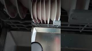 Bulaşık Makinesine Uygun Şekilde Kirli Tabak Bardak Vs Yerleştirme