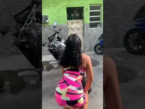 Favelada novinha dançando funk pra poder subir na moto #shorts