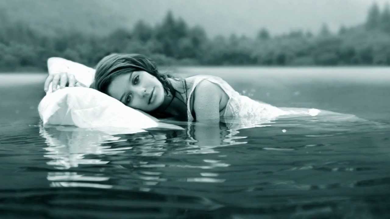 Сон вода течение. Девочка вода. Девушка в воде фотосессия. Девушка у пруда. Спав в воде.
