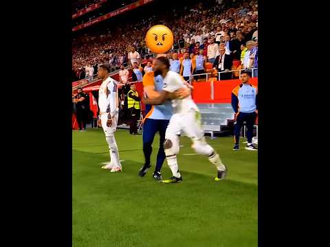 عندما يضرب اللاعب الحكم في كرة القدم 