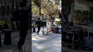 希拉蕊演唱。