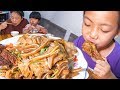 媳婦給孩子買雞腿，還買自己喜歡的豬頭肉，可惜有點辣 | Buy chicken legs for children, delicious