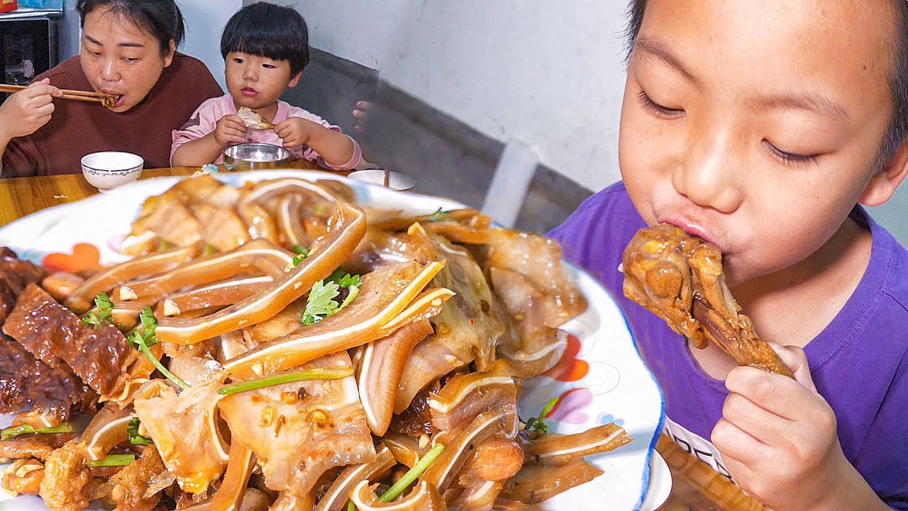 媳婦給孩子買雞腿，還買自己喜歡的豬頭肉，可惜有點辣 | Buy chicken legs for children, delicious