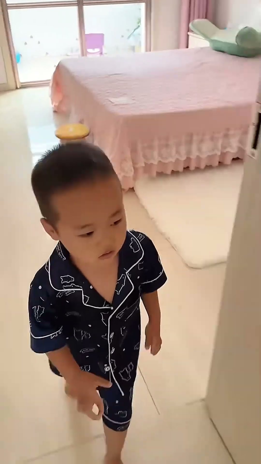 老爸触电了，3岁小米宝这样做救爸爸一命！#Cute baby#Cute#呆萌小米宝#聪明宝宝#萌娃#整蛊#测试