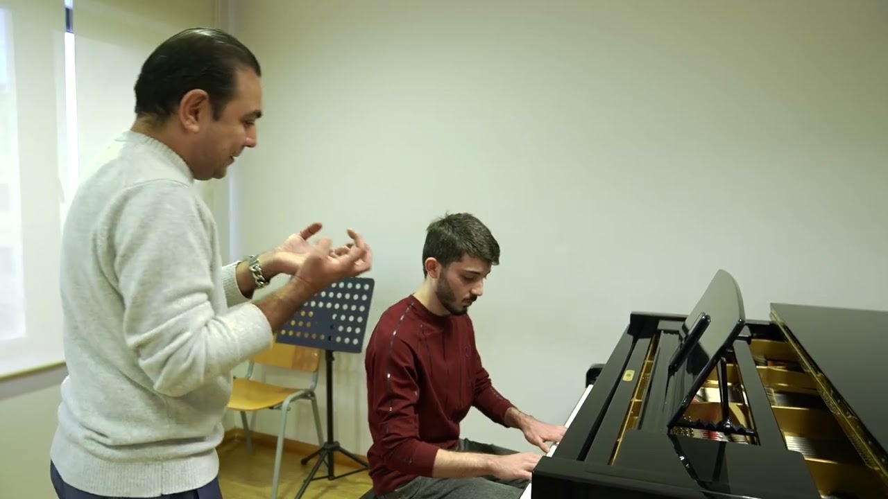 Əməkdar artist -Emil Əfrasiyab.