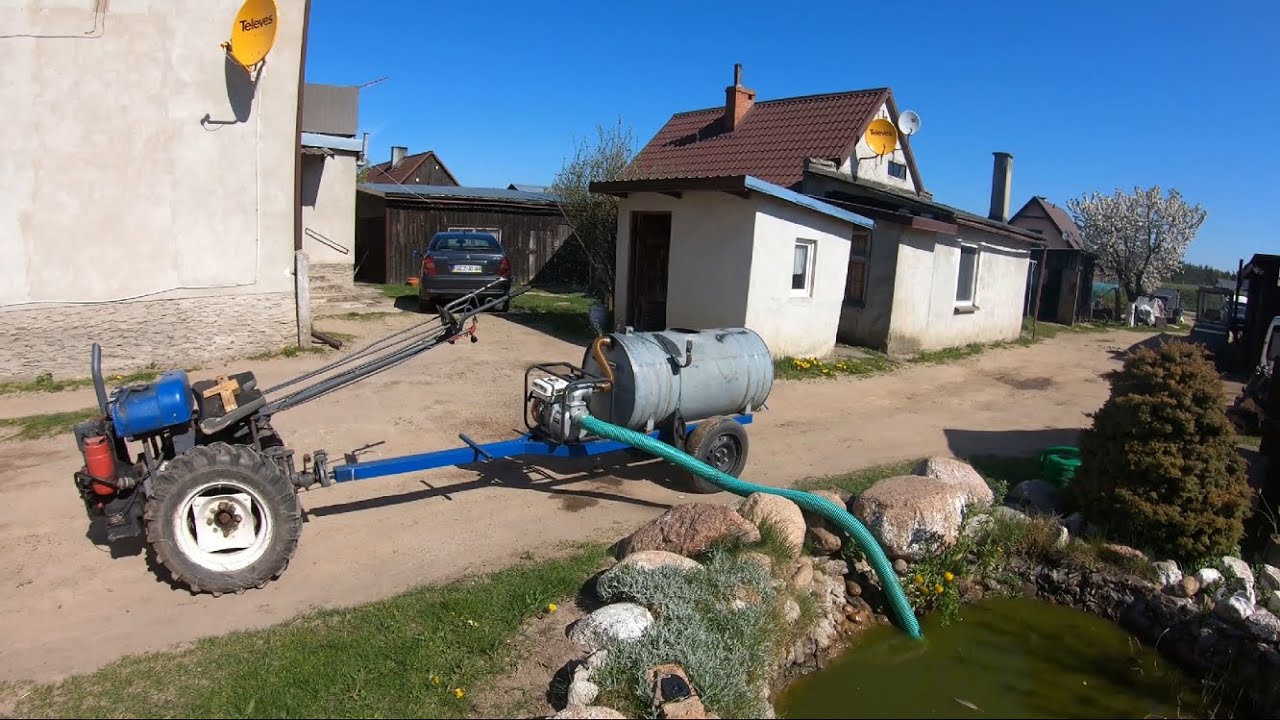 Ursus c 308 z beczką pompuje wodę z oczka wodnego