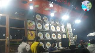 Amma Restuarant Khana Khanay Aye Hy Lakin Jaga Khali Nahi Hy Es Lia Bahir Betay Hy