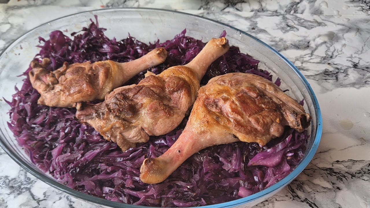 Запеченные утиные ножки с красной капустой