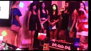 Miniatura de "សុំលុយប្រពន្ធចូលKTV-លំនាំបទសុំទឹកមួយផ្តឹល-ស្តាប់តន្រ្តីcover song | បទល្បីខ្លាំងTikTok 2021"