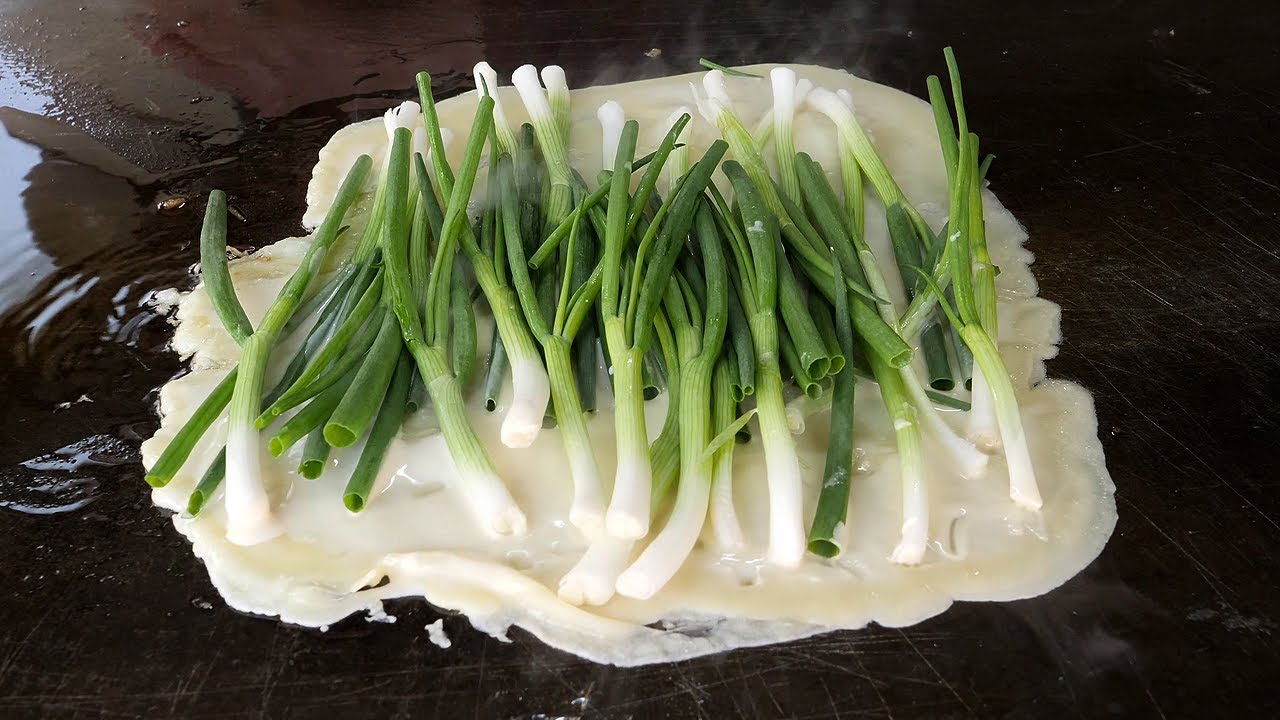 해물파전 - seafood and green onion pancake / korean street food