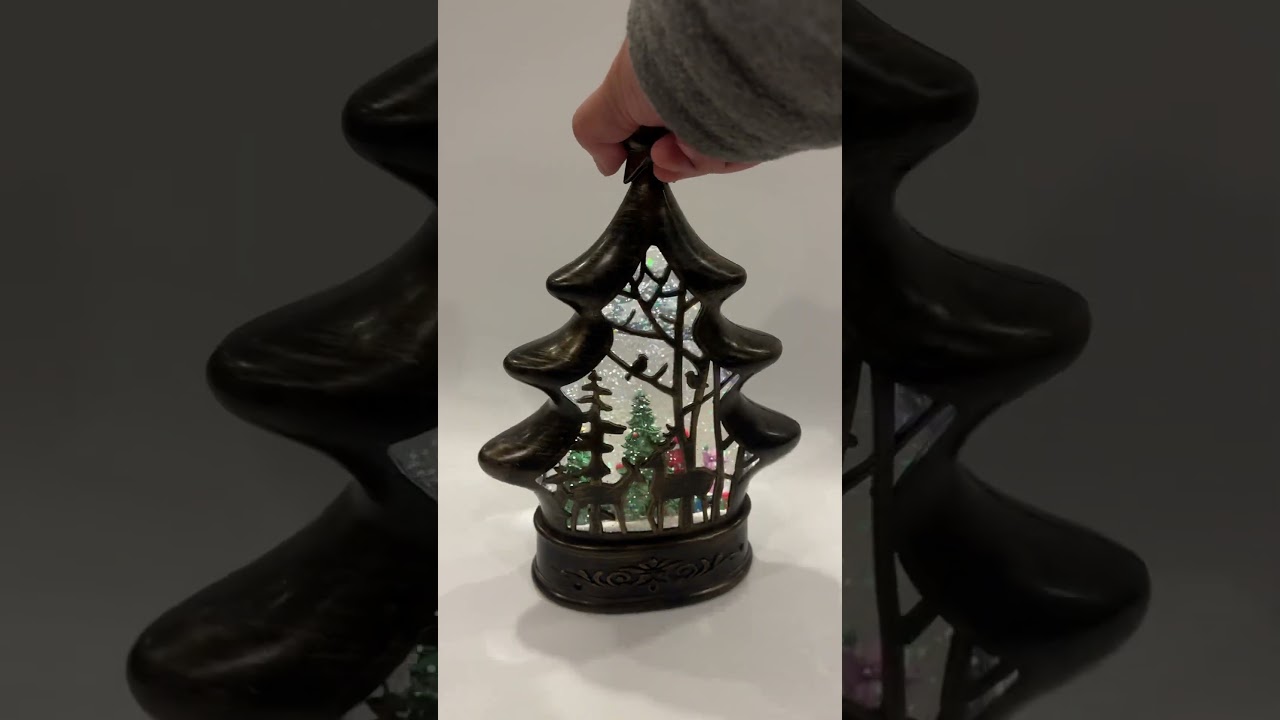 クリスマスをロマンチックに演出 森の奥深くにキラキラ雪が降り積もる