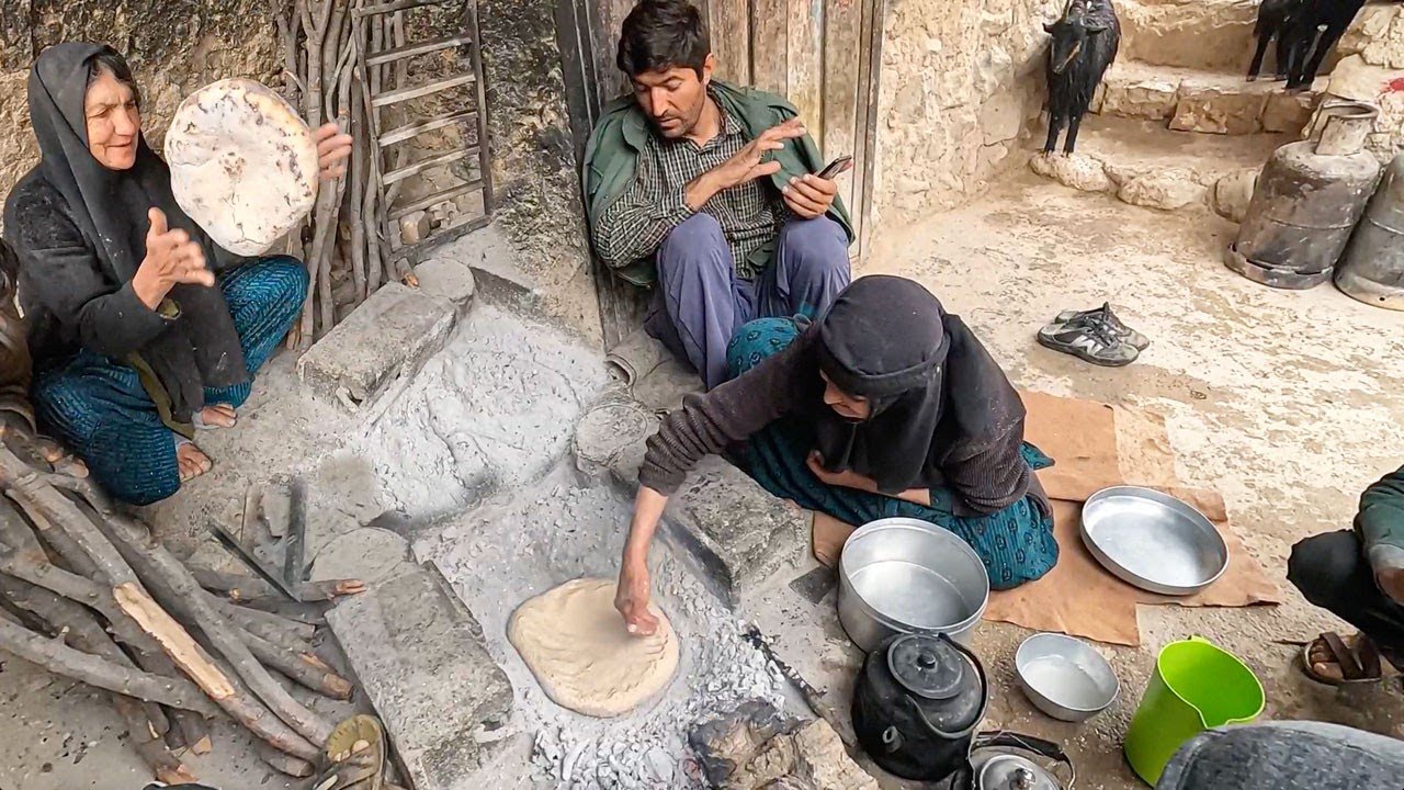 Using Ashes instead of Oven to Bake Bread | Villagers in Iran (2022)