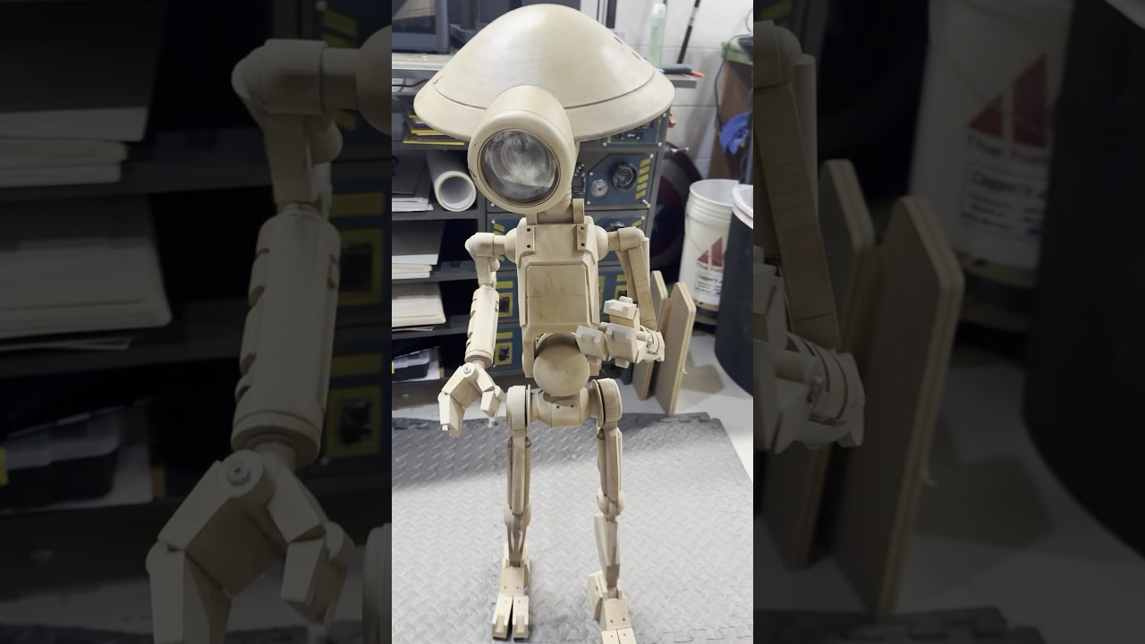 Состаривание 3D-печатного дроида из «Звездных войн» с помощью морилки для дерева.