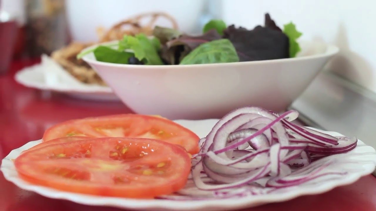 Joao Tomba presenta la "Tomba Burger"