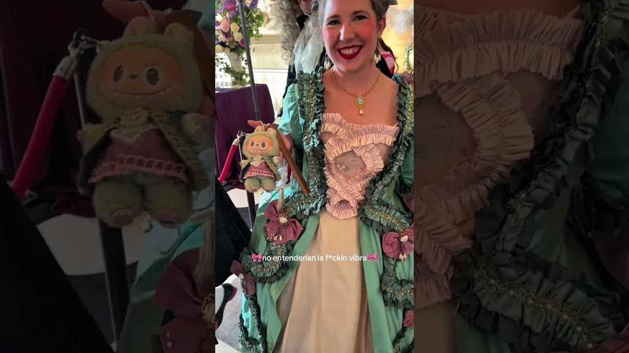 alguna vez habias visto un labubu con un vestido rococo?

