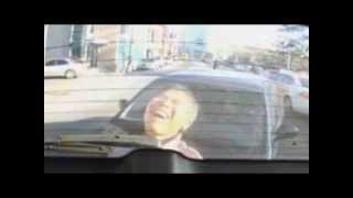 İki araç arasında sıkışan adamın çırpınışı kameraya yansıdı