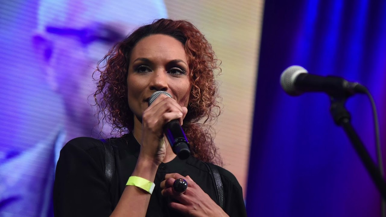 Lejla Abbasová o krušném dětství: Učitelka chtěla zabránit šikaně, ale spolužáci po mě házeli šutry