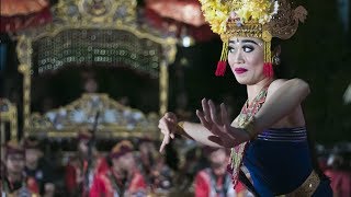 Pengibing angkat penari joged bumbung Giri Swara