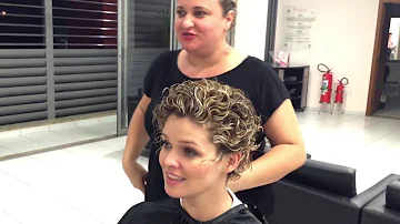 Como cortar o cabelo cacheado em casa bem curtinho?