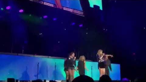 Taylor Swift - Gorgeous LIVE (B96 Jingle Bash Ball)