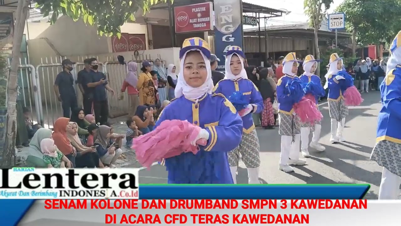 PENAMPILAN SENAM KOLONE DAN DRUMBAND SMPN 3 KAWEDANAN DALAM ACARA CFD KAWEDANAN