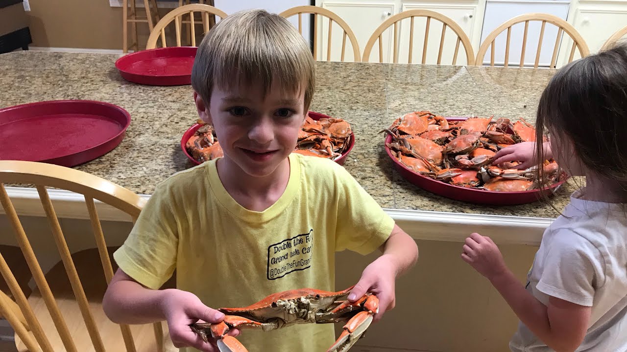 How to keep blue crabs alive for awhile before you boil