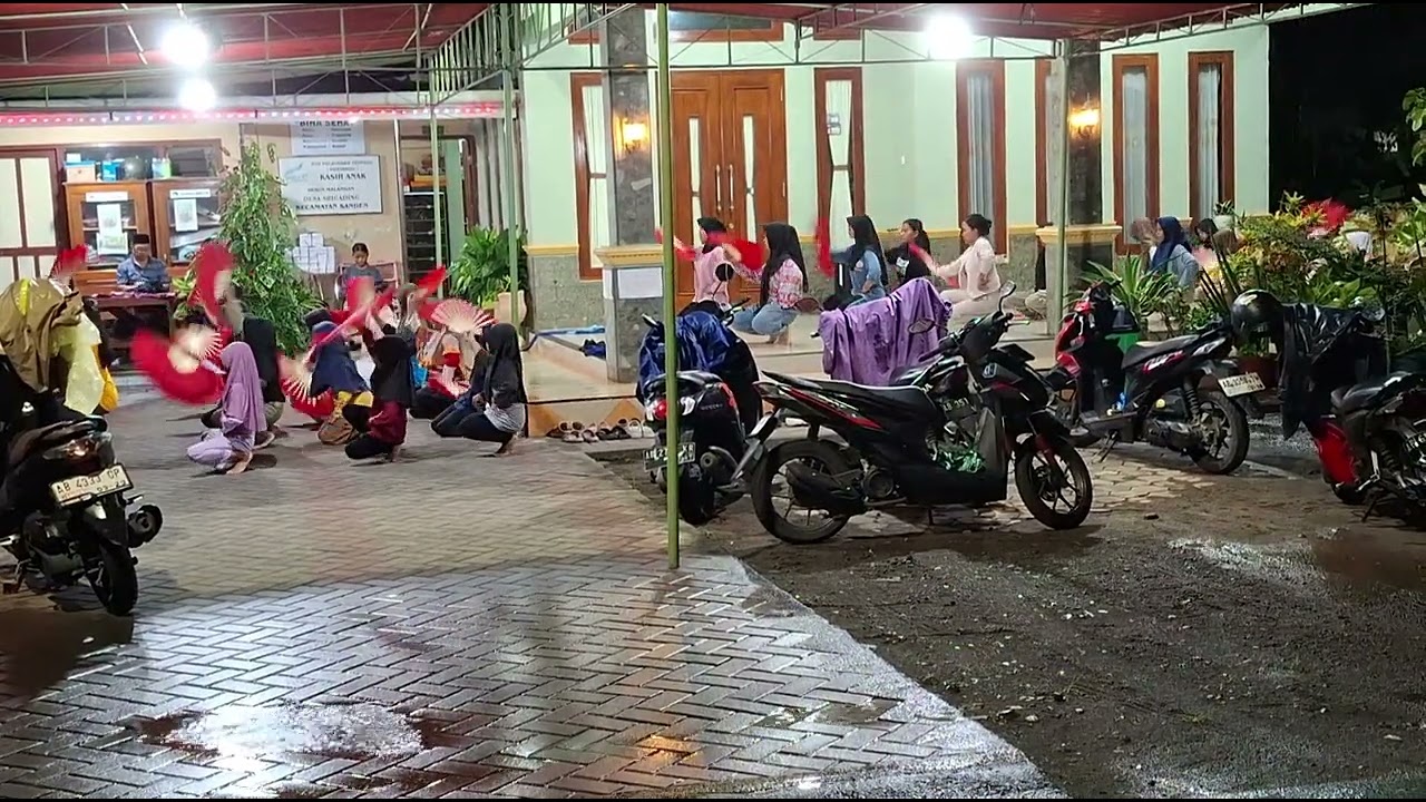 Tasya dkk. semangat latian tari montro walau saat hujan turun_VID 20251108 WA0012