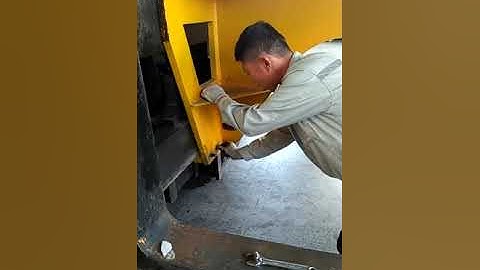 How can glass crates be quickly load and unload in the container with a forklift truck attachment?