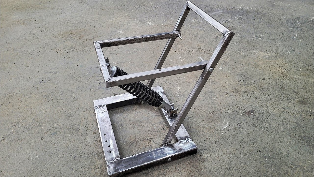 Cadeira de metal confortável usando amortecedor de moto DIY
