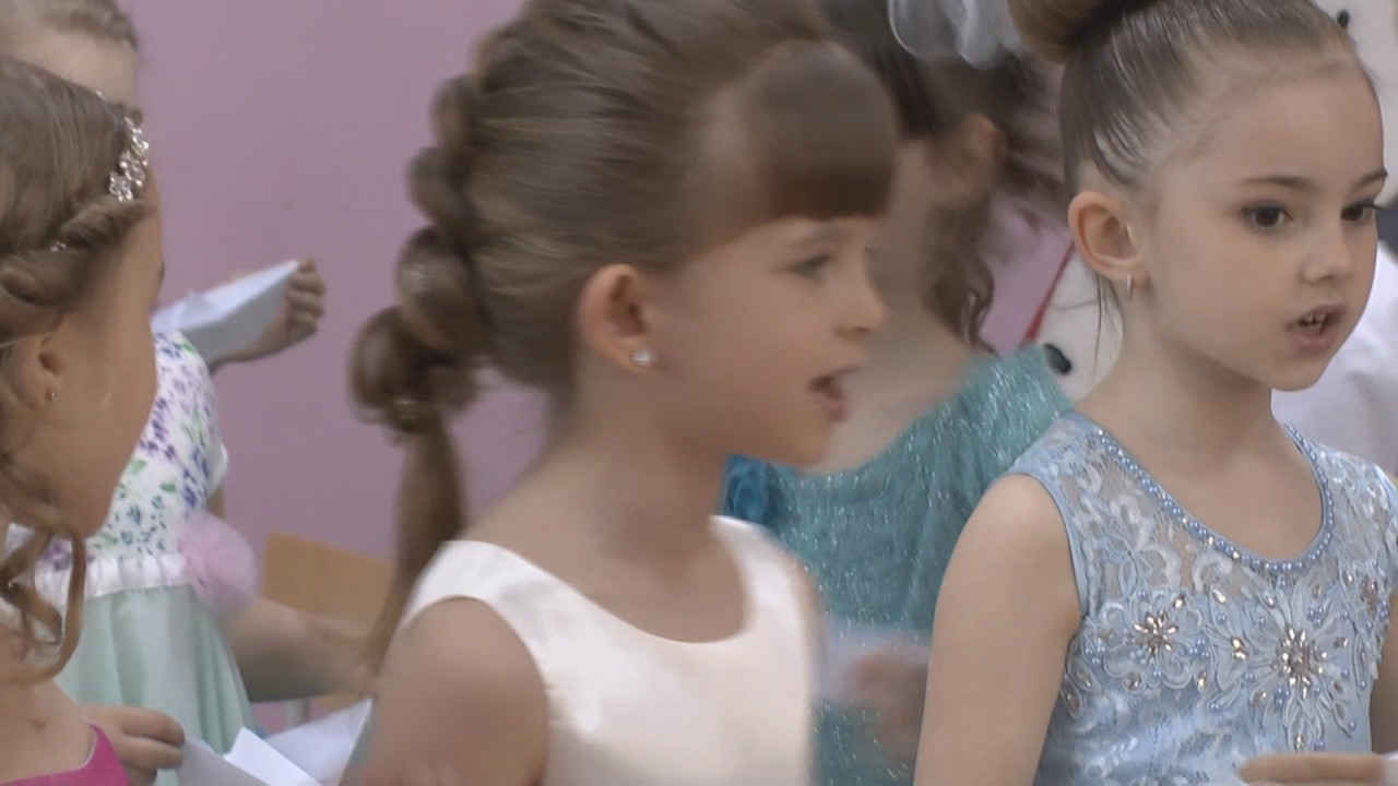 платье на весенний утренник в детском саду. танец с сердцами на 8 марта в детском саду. ютуб сад 8. детский сад садко белая калитва. весенний утренник в детском саду 8 марта.