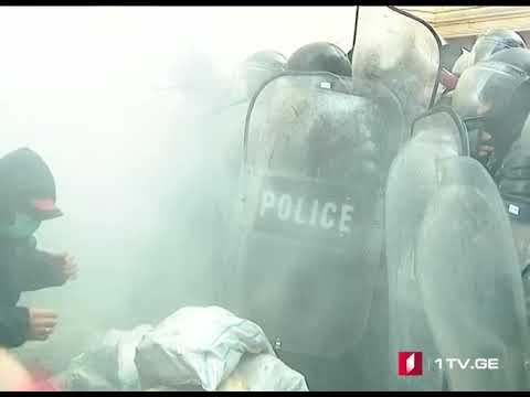 რა ხდება პარლამენტის მიმდინარე ტერიტორიაზე, სადაც სპეცრაზმმა აქციის დაშლა დაიწყო