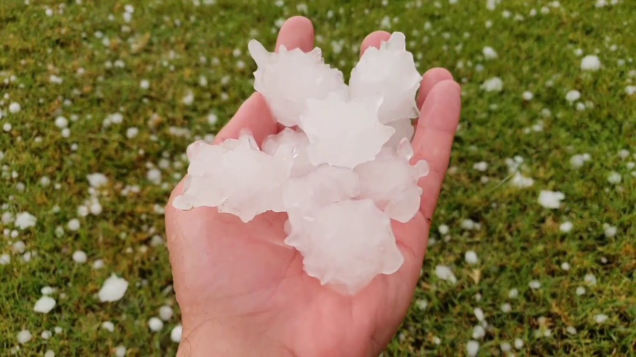 برد المدام باحجام كبيرة ... مركز العاصفة 10/10/2019