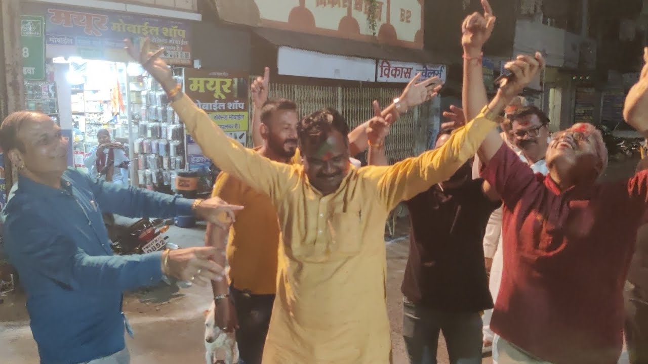 Кхандва: Депутат Законодательного собрания Мукеш Танве танцевал и праздновал Холи на площади Бадж...