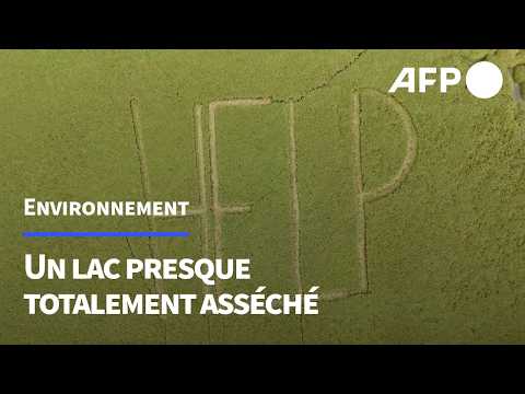 "SOS" géant d'un lac asséché à la frontière franco-suisse | AFP